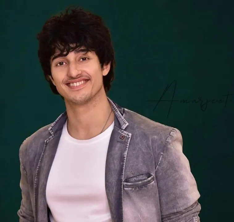 করিশ্মা কপূরের সঙ্গে ছবি, মুম্বাইয়ে পড়ি আরিয়ানের