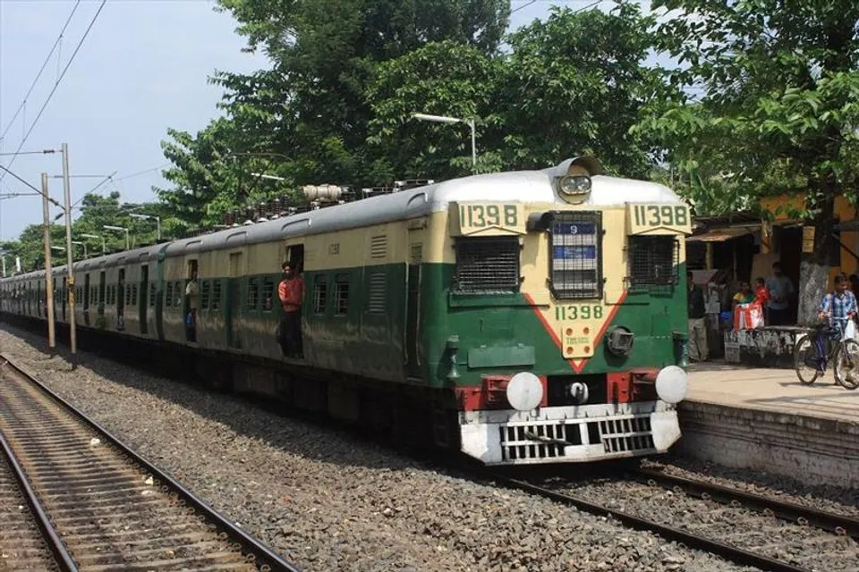 বাতিল ৩৮টি লোকাল ট্রেন