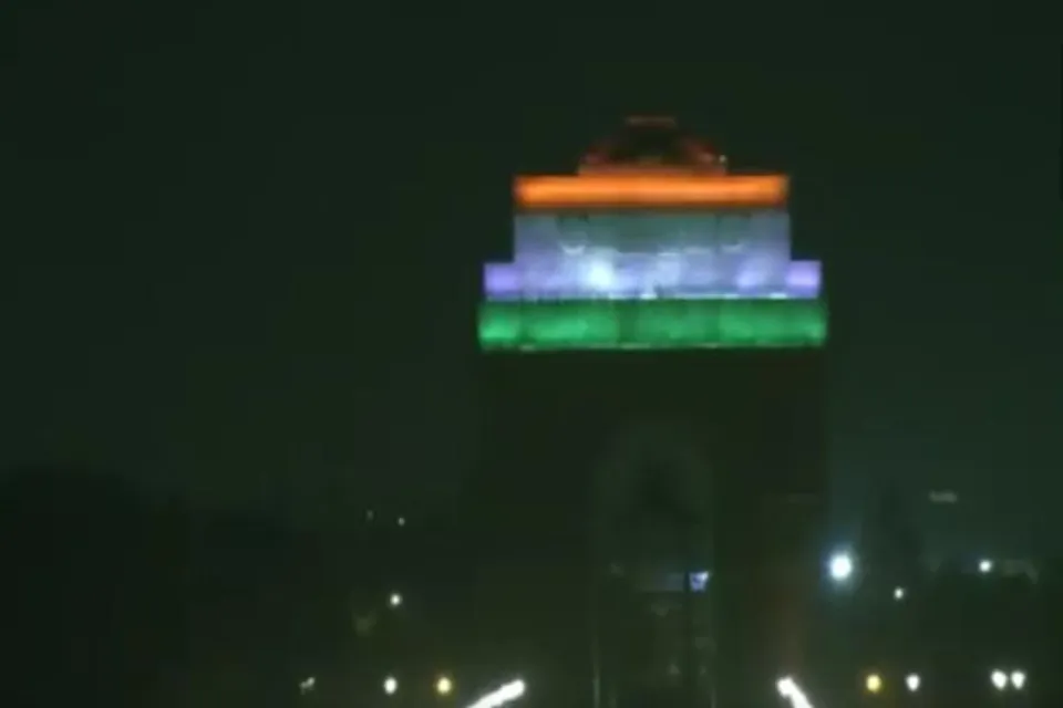 তিন রঙে সাজিয়ে তোলা হল ইন্ডিয়া গেট