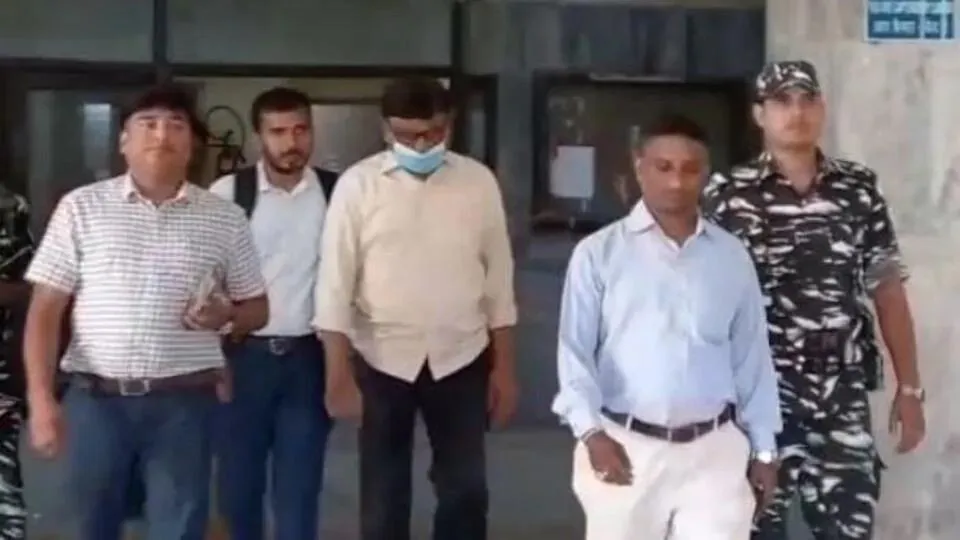 আদালতের কাছে কাতর আবেদন মানিকের