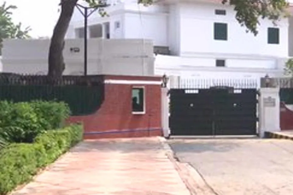 ভারতীয় দূতাবাসের বাইরে সহিংস বিক্ষোভের প্রতিশোধ! সরলো ব্যারিকেড