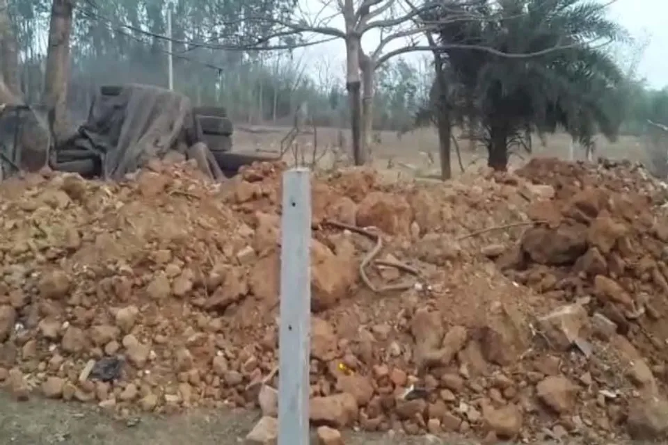 স্কুলেরই প্রধান শিক্ষকের বিরুদ্ধে অবৈধভাবে মাটি বিক্রির অভিযোগ