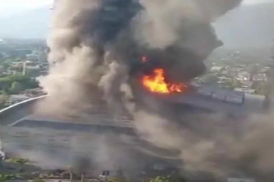 ইসলামাবাদের সেন্টরাস মলে আগুন, দাউদাউ করে জ্বলছে আগুন- দেখুন ভয়াবহ দৃশ্য