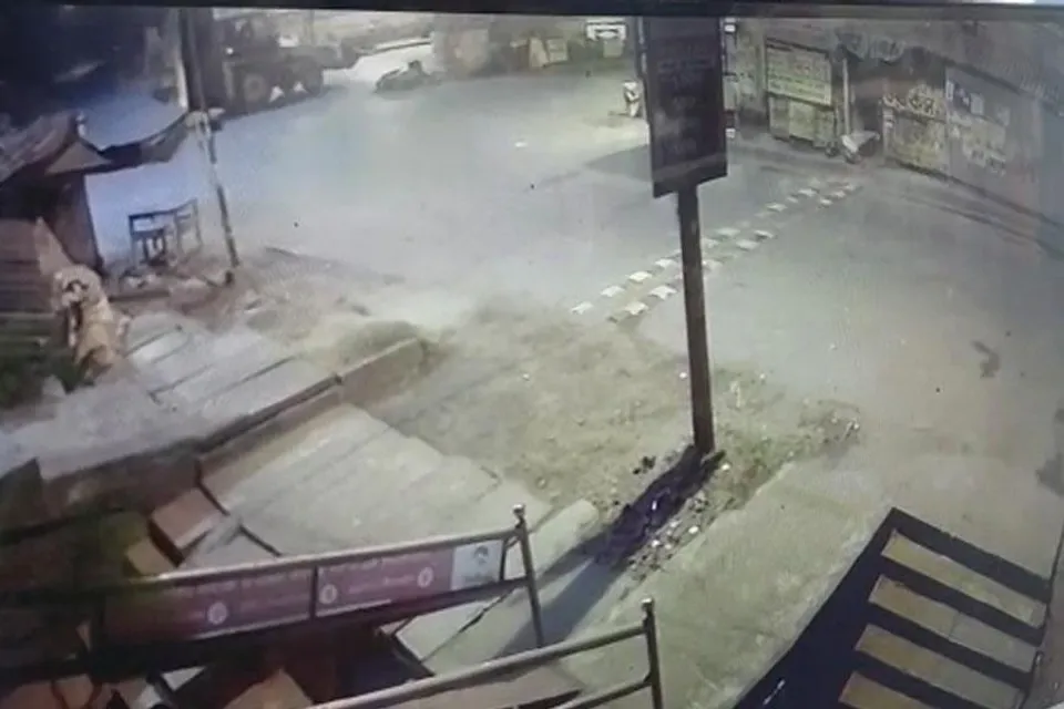 প্রকাশ্যে চুরি যাওয়া জে সি বির সিসিটিভি ফুটেজ