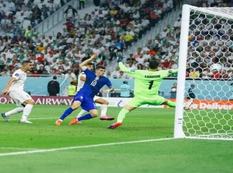 ইরানকে কাঁদিয়ে শেষ ষোলোতে যুক্তরাষ্ট্র