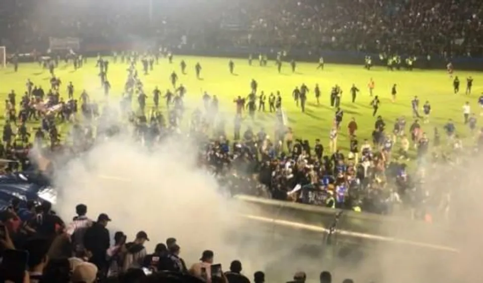 ইন্দোনেশিয়ায় স্টেডিয়াম ধ্বংসের দায়ে ফুটবল কর্মকর্তাদের কারাদণ্ড