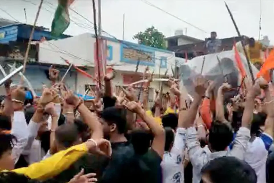 যোগীরাজ্যে দশেরার সমাবেশে দেখা গেল বন্দুক-তলোয়াড়, পুলিশ বলছে ঐতিহ্য!