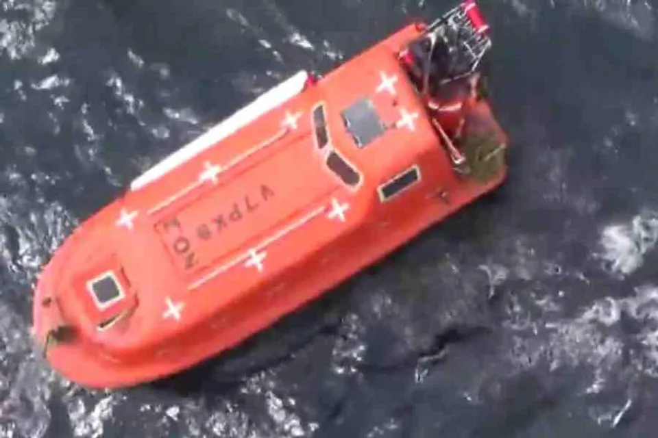 ১৯ জনকে উদ্ধার করলো ভারতীয় কোস্ট গার্ড, দেখুন ভিডিও