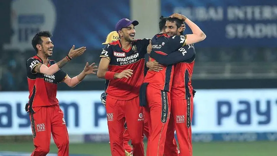 এক ওভারে জোড়া উইকেট শাহবাজের