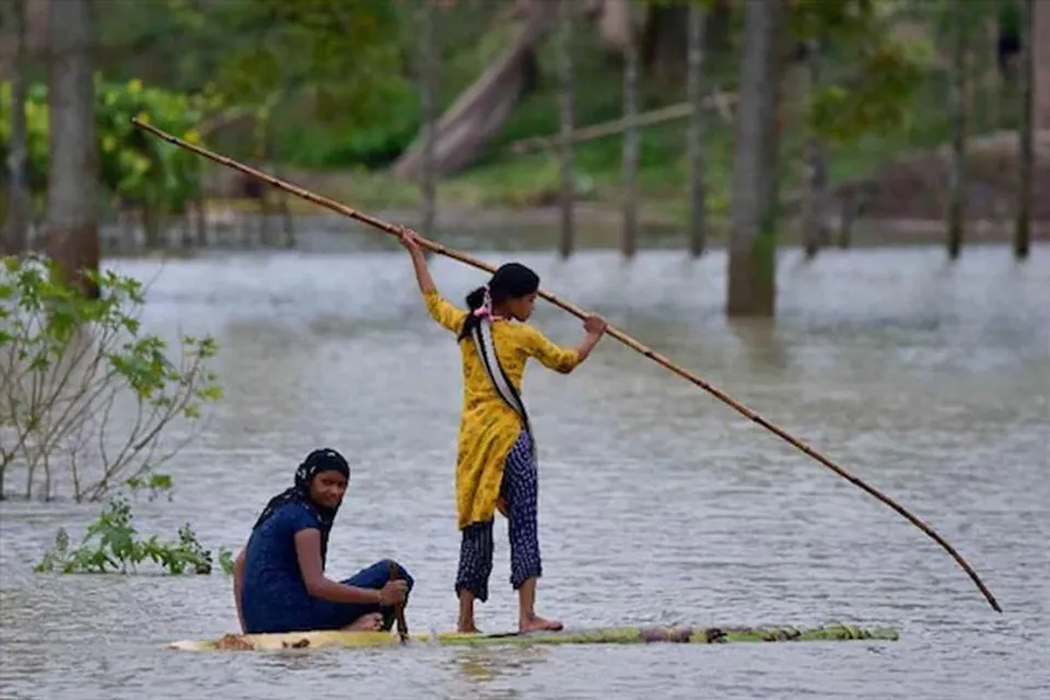 টানা বৃষ্টিতে ভাসছে গ্রামের পর গ্রাম, ক্ষতিগ্রস্ত বহু পরিবার