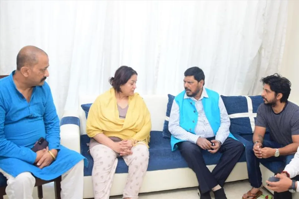 মৃত অভিনেত্রীর বাড়িতে হাজির কেন্দ্রীয় মন্ত্রী