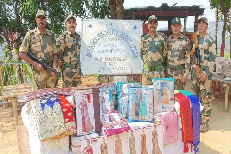 পাচারের আগে ৫.৩ লক্ষ টাকার পোশাক উদ্ধার বিএসএফয়ের
