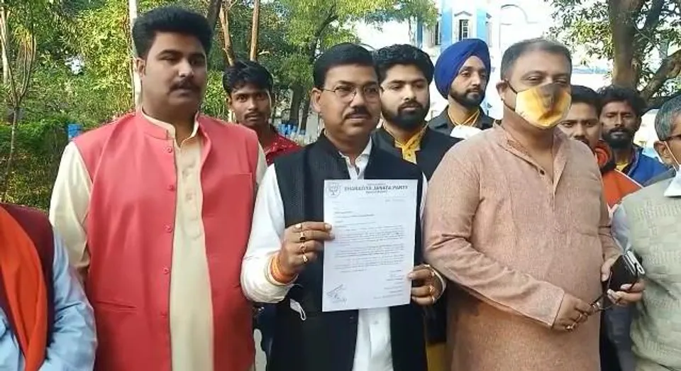 অভিযুক্তদের গ্রেপ্তারের প্রতিবাদে স্মারকলিপি প্রদান