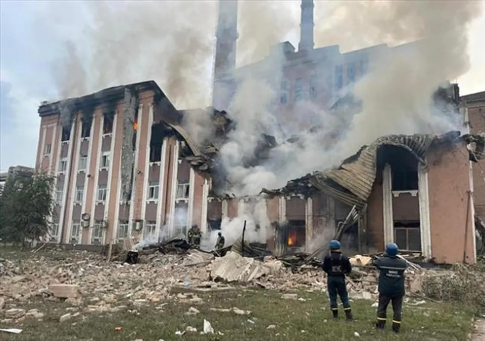 রাশিয়ার গোলাবর্ষণের ফলে দোনেৎস্ক অঞ্চলের বিদ্যুৎকেন্দ্রে আগুনঃ ইউক্রেনের সামরিক কর্মকর্তা