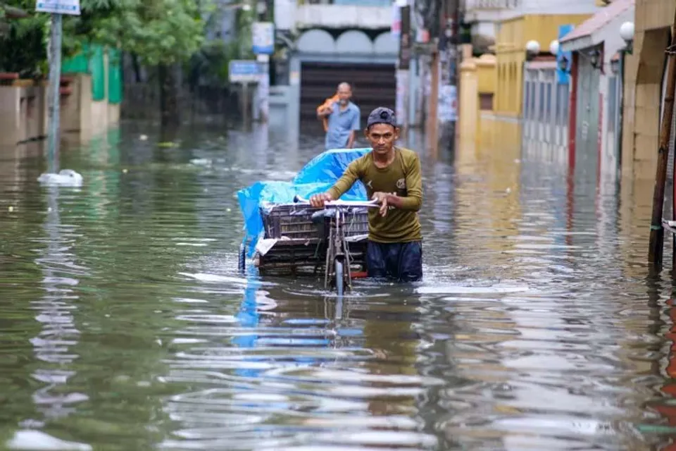 বাংলাদেশে নামছে জল, তবে চোখ রাঙাচ্ছে জলবাহিত রোগ