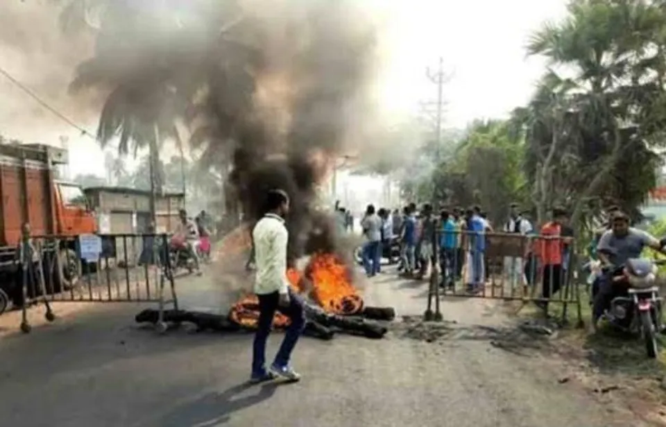 বেহাল রাস্তার মেরামতের দাবিতে টায়ার জ্বালিয়ে বিক্ষোভ