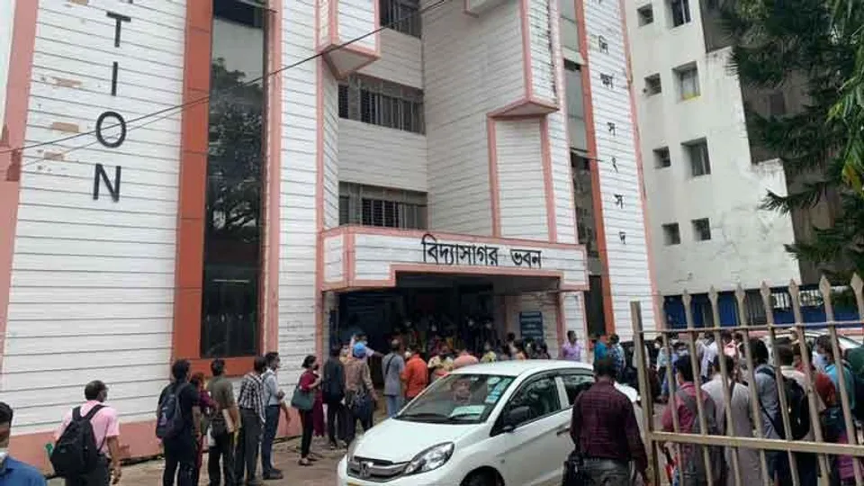 বিদ্যাসাগর ভবনের বাইরে প্রধান শিক্ষকদের লম্বা লাইন