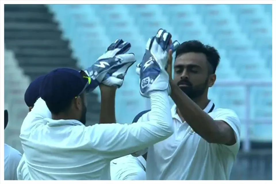 Ranji Trophy Final : লড়াইয়ে ফেরাল অনুষ্টুপ, হাল ধরেছেন মনোজ