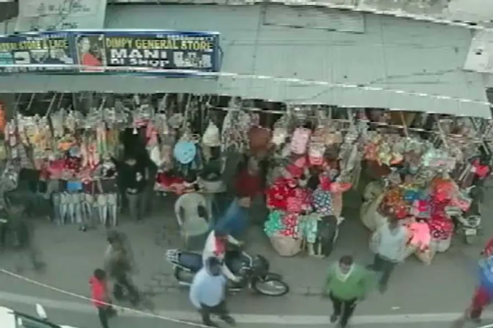 অস্ত্র সহ গ্রেফতার ২, দেখুন ভিডিও