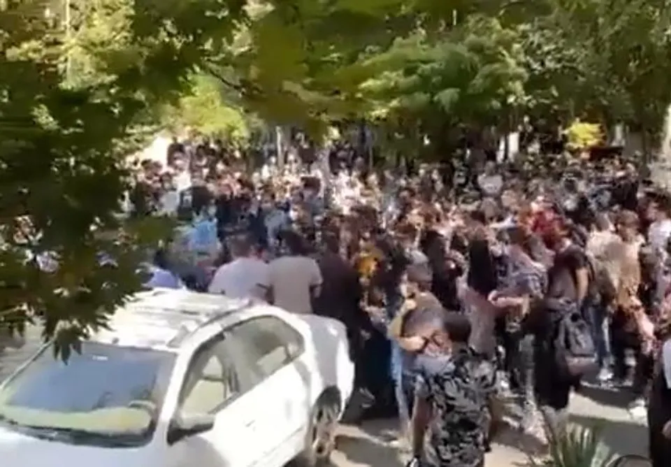 মাহসা আমিনি হত্যাঃ বিক্ষোভ প্রদর্শন ছাত্র-ছাত্রীদের