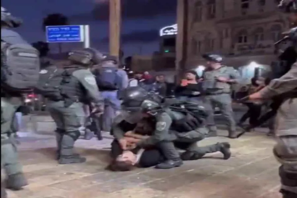 দেখুন প্যালেস্টাইন নারীর ওপর ইসরায়েল সেনার ব্যবহার