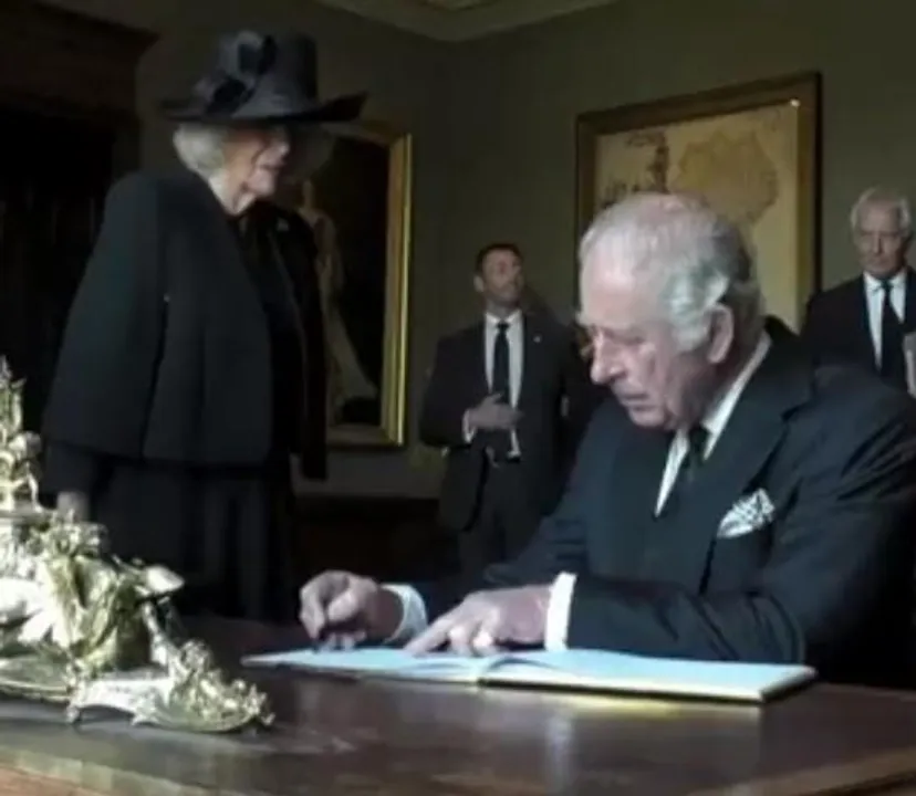 সিংহাসনে বসতে না বসতেই মেজাজ হারালেন রাজা তৃতীয় চার্লস