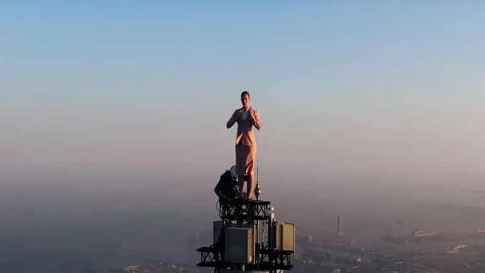 বুর্জ খলিফার মাথায় বিমান সেবিকা