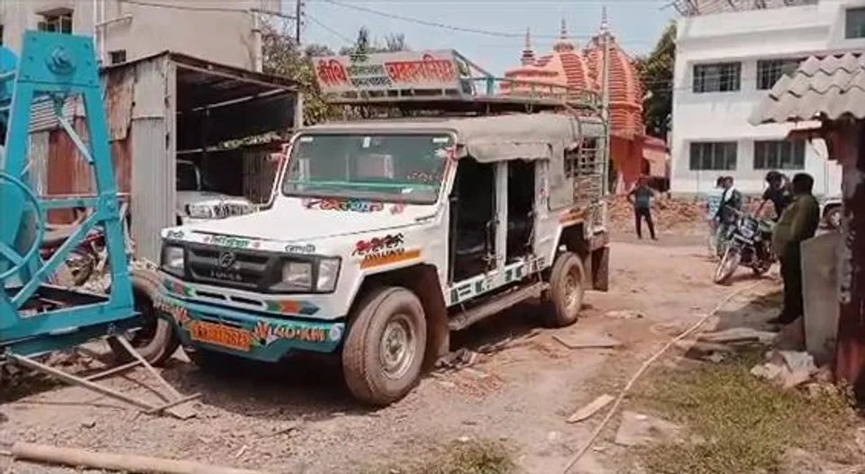 মন্দারমনি থেকে চুরি হওয়া ট্রেকার উদ্ধার পিংলায়
