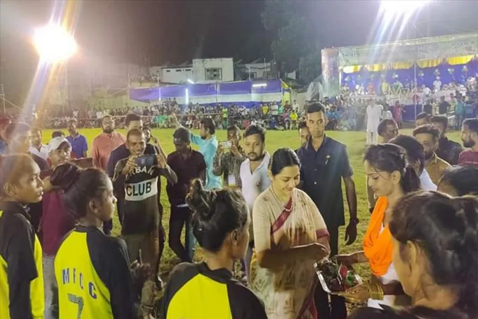 ওল্ড প্রদীপ সংঘের পরিচালনায় দিবা রাত্রী ফুটবল টুর্নামেন্টে হাজির জুন মালিয়া