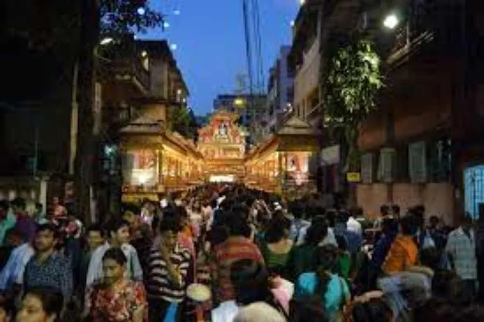 দশমীর রাতেও কলকাতার রাস্তায় জনজোয়ার