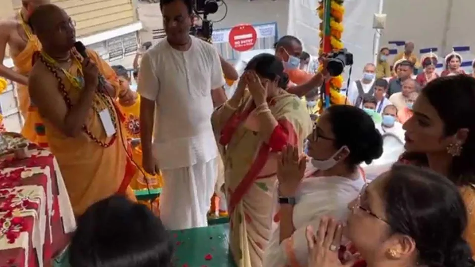 কলকাতায় ইসকনের রথযাত্রার সূচনা করলেন মুখ্যমন্ত্রী