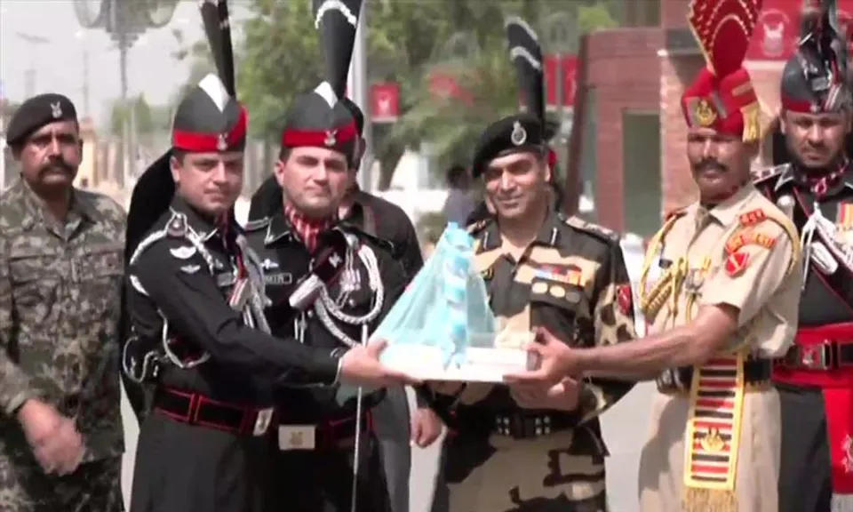 পাকিস্তানের স্বাধীনতা দিবসে সীমান্তে দু'পক্ষের সেনার মধ্যে মিষ্টি বিনিময়