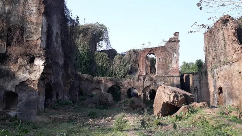 কয়েক শ' বছরের পুরাতন ঐতিহ্য শালী রাজবাড়ী আজ কার্যত শেষের পথে!