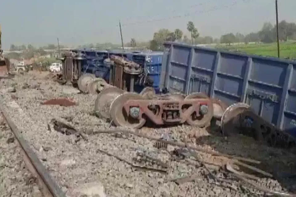 ফের লাইনচ্যুত মালবাহী ট্রেনের ১৩টি বগি