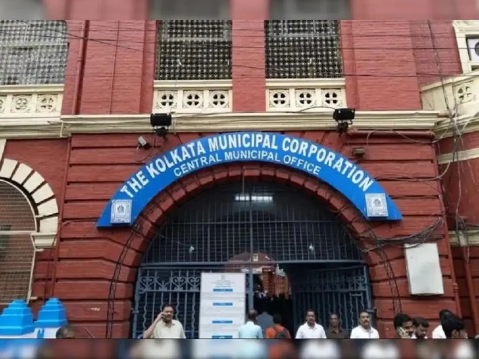 মেয়রের ক্ষোভ প্রকাশের পরই দক্ষিণ সিঁথির নিকাশি ব্যবস্থা পরিদর্শনে পুর-টিম