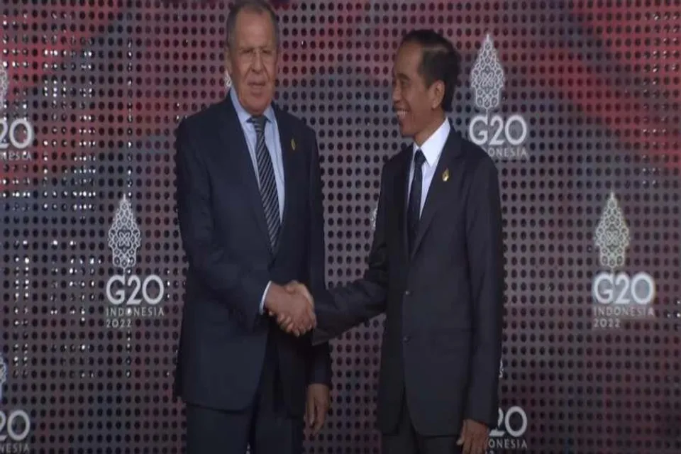 রাশিয়ার বিদেশ মন্ত্রীকে স্বাগত জানালেন ইন্দোনেশিয়ার রাষ্ট্রপতি