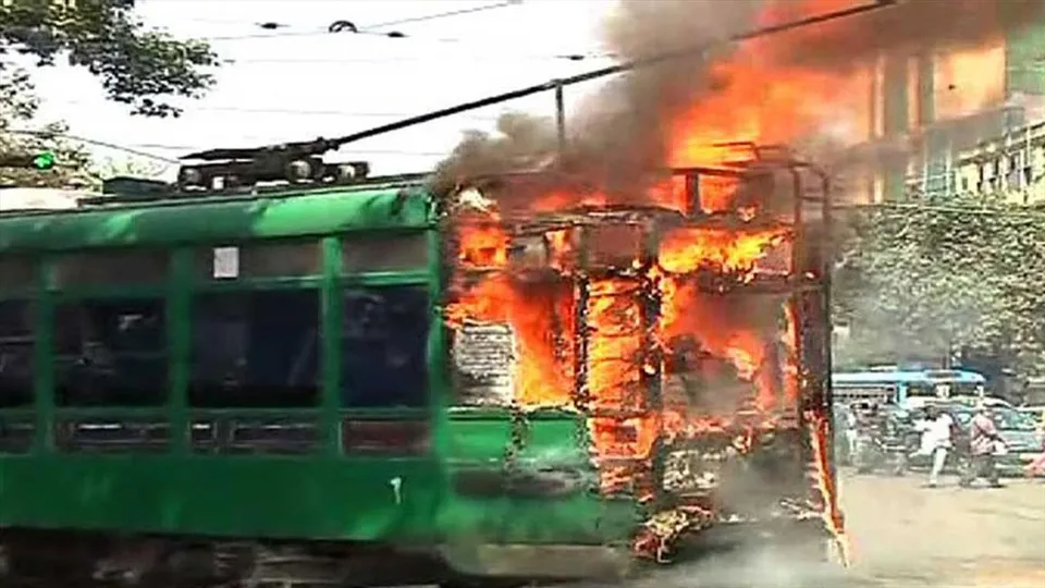 নোনাপুকুরে যাত্রীবোঝাই ট্রামে আগুন