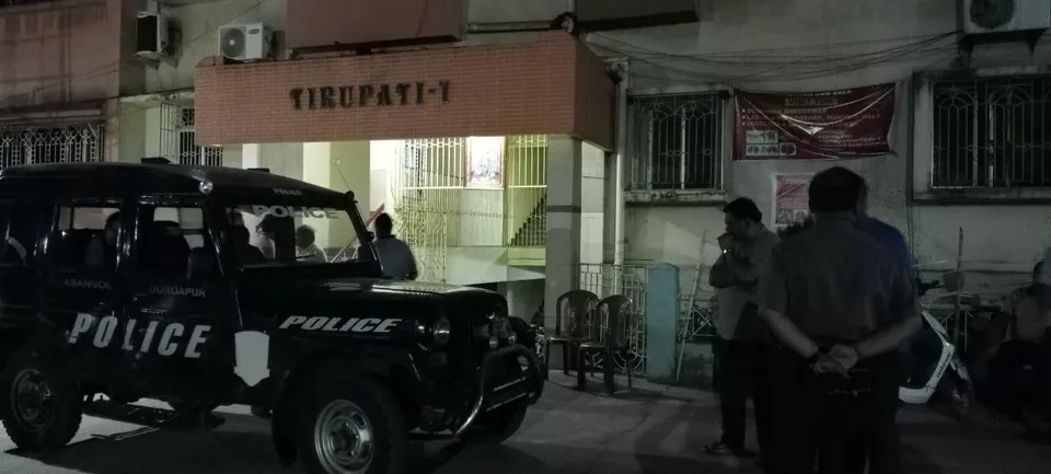 রহস্যজনকভাবে ছাদ থেকে পড়ে মৃত্যু ছাত্রীর