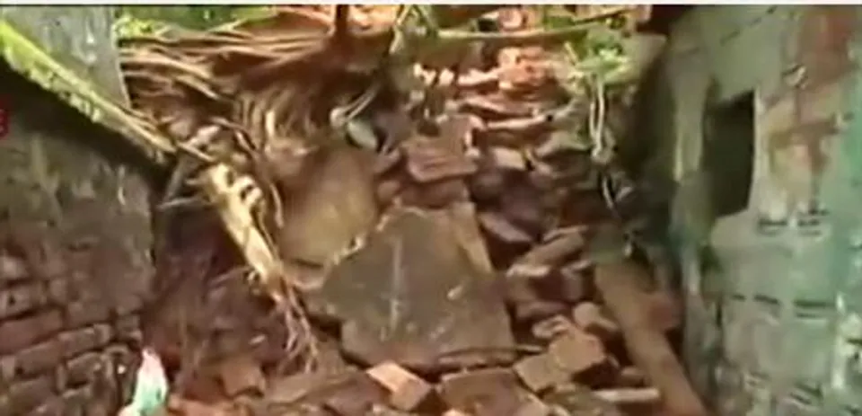 প্রবল বৃষ্টিতে ভেঙে পড়ল বাড়ি, উদ্ধার বাসিন্দারা