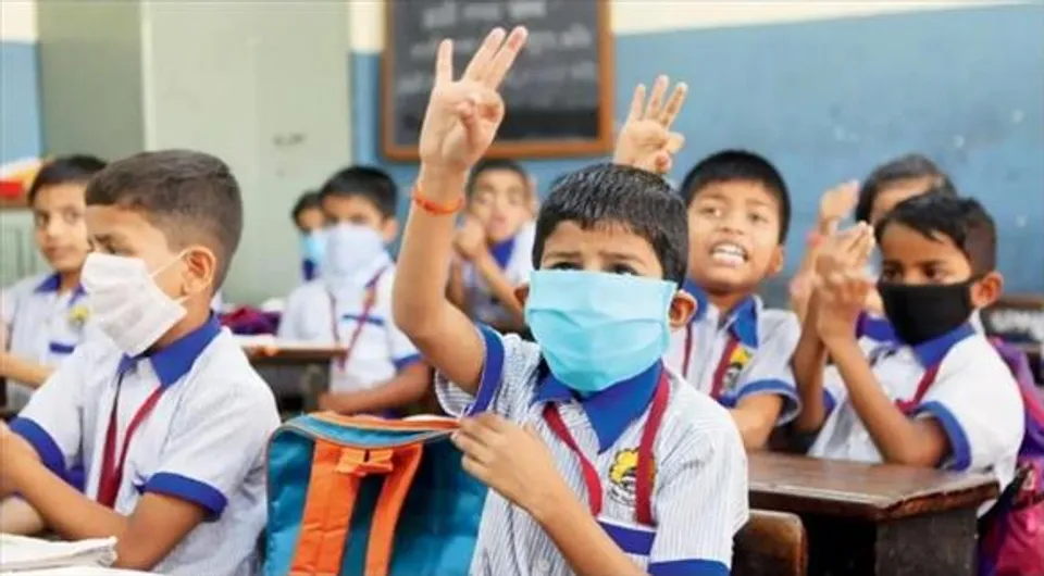 স্কুলেও এবার নীল সাদা ইউনিফর্ম