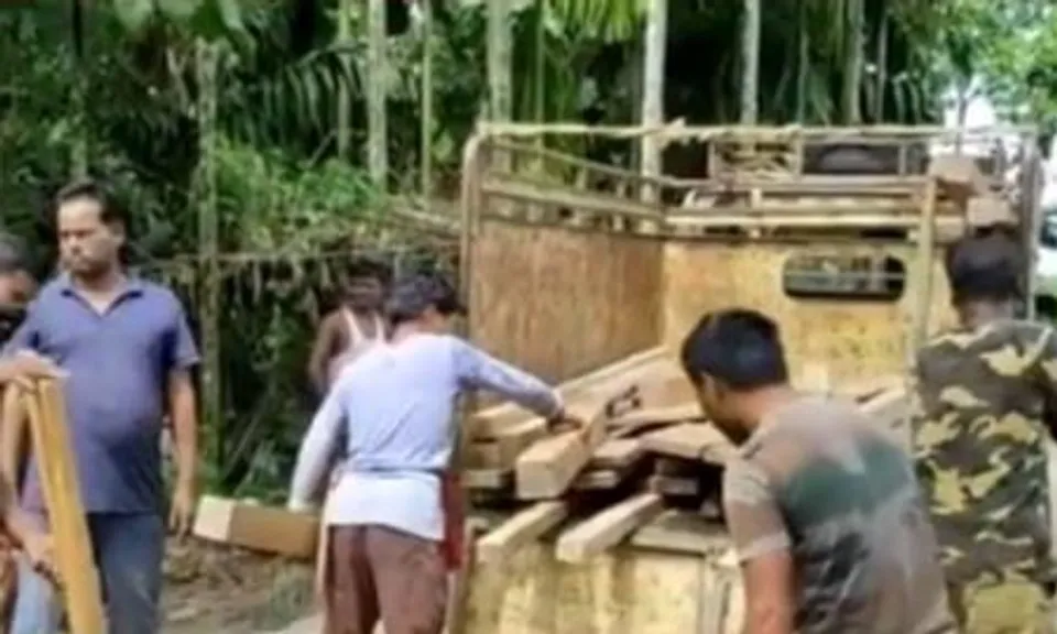 জলপাইগুড়ি চানাডিপা গ্রাম থেকে উদ্ধার হল চোরাই কাঠ