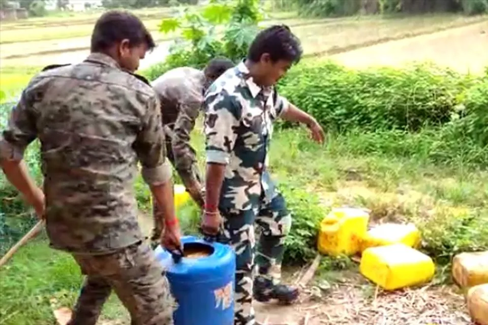 চোলাই মদের ঠেকে পুলিশের হানা