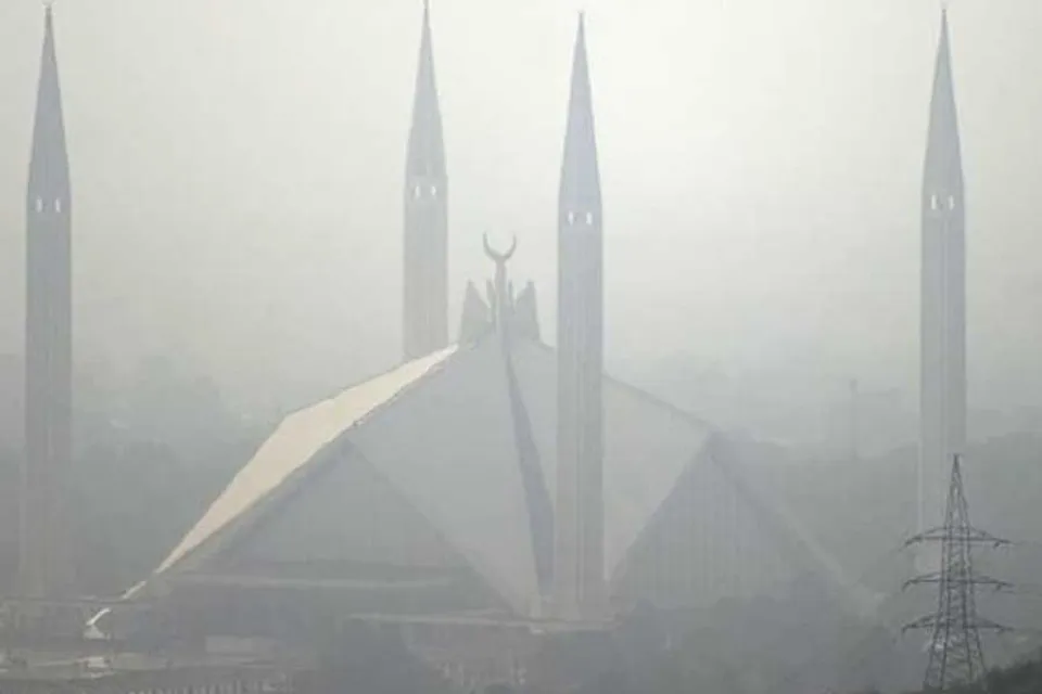 ধোঁয়াশার ঘন স্তরে আবৃত রাজধানী, বায়ুর গুণমান 'খুব খারাপ'