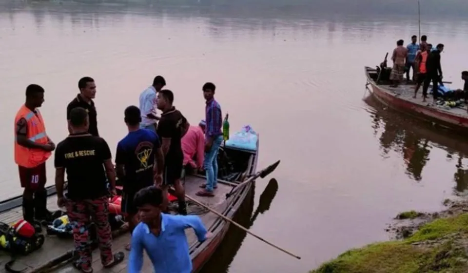 বাংলাদেশের নৌকাডুবিতে মৃতের সংখ্যা বেড়ে ৩৪