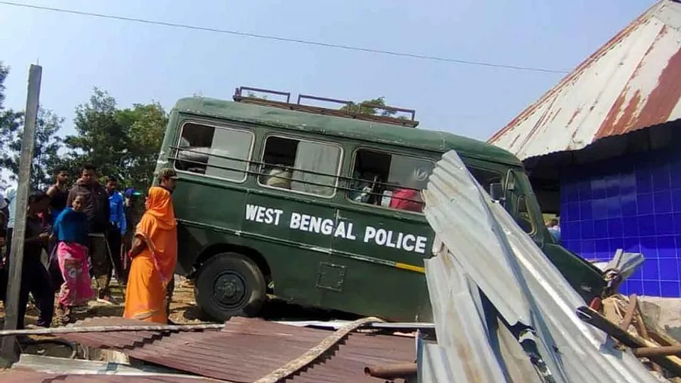 বানারহাটে দুর্ঘটনাগ্রস্ত পুলিশ ভ্যান