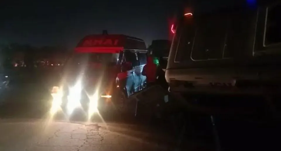 জাতীয় সড়কে দুর্ঘটনাগ্রস্ত অ্যাম্বুলেন্স