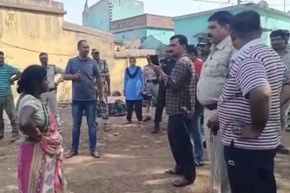 অবৈধ কয়লা উদ্ধারে গিয়ে বাধার মুখে সিআইএসএফ