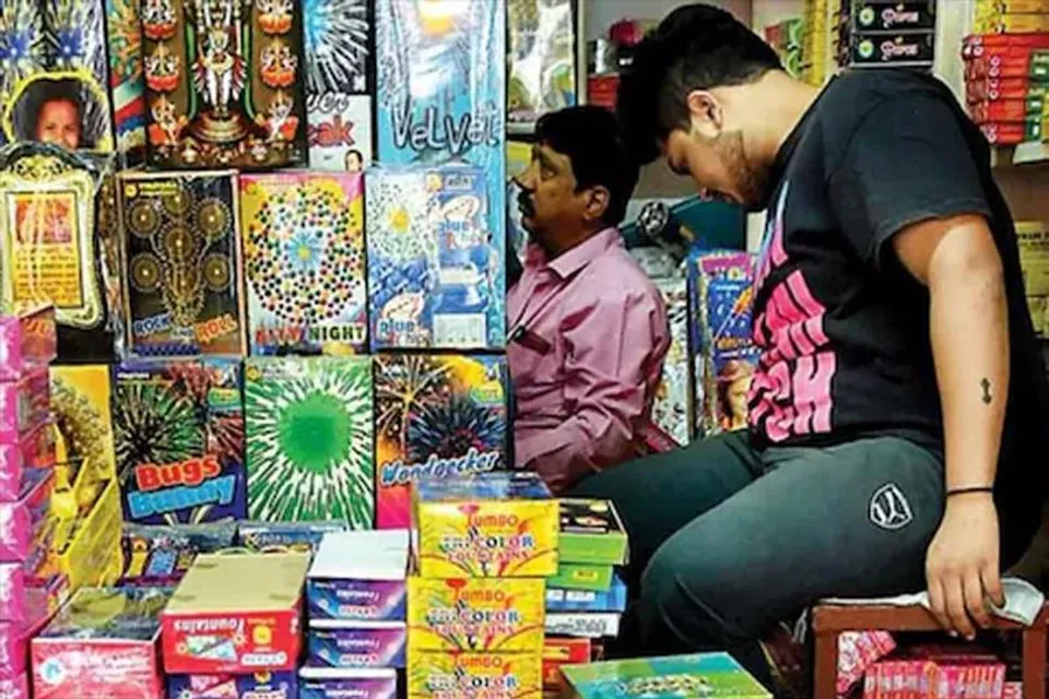আতশবাজি তৈরি, বিক্রির ওপর নিষেধাজ্ঞার মেয়াদ বাড়ল