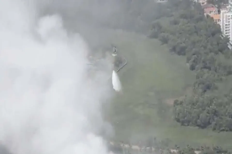 Kochi Fire: আকাশপথেও জোরকদমে চলছে বিধ্বংসী আগুন নেভানোর কাজ