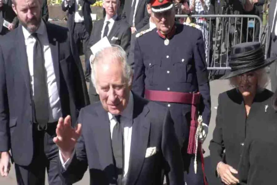 কার্ডিফ ক্যাসেলে বহু মানুষের ভিড়, কথা বললেন রাজা- দেখুন ভিডিও